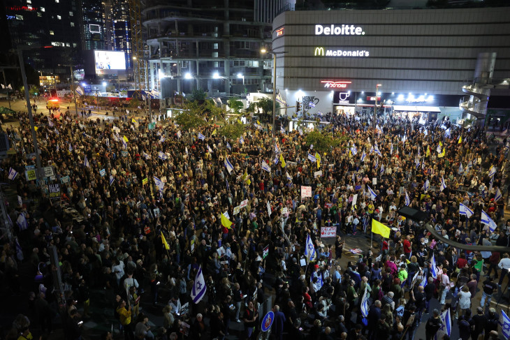 A Hamász palesztin iszlamista szervezet által még fogva tartott túszok kiszabadítását követelik tüntetők a Kirja katonai bázisnál, Tel-Aviban 2025. április 26-án. 