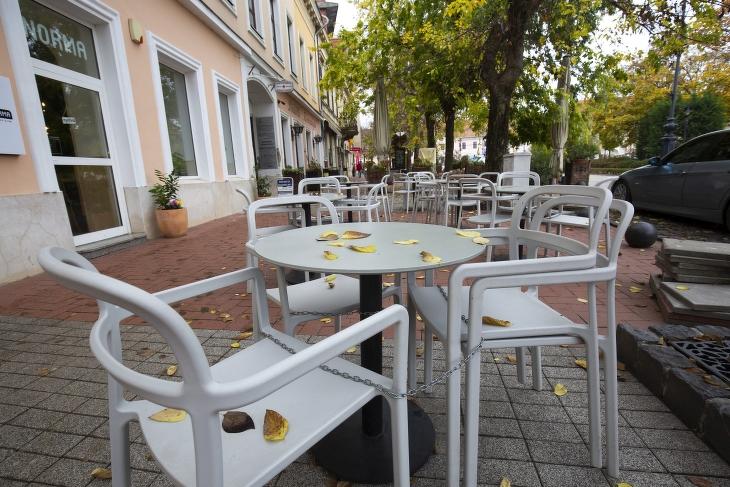 A karantén idején üresen álló éttermi terasz Nagykanizsán - most az árak tarthatják vissza a vendégeket. Fotó: MTI/Varga György