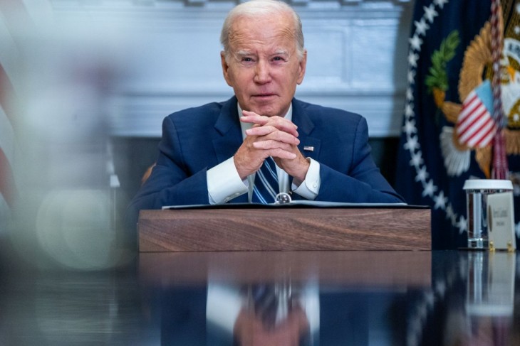Joe Biden törheti a fejét. Fotó: EPA/SHAWN THEW