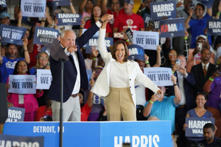 Tim Walz és Kamala Harris Michigan államban kampányolt - látványosan jó hangulatban