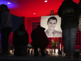 A merénylet áldozatává vált Charlie Kirk amerikai konzervatív aktivista portréjánál gyászolnak tisztelői egy gyertyás virrasztáson a Utah állambeli Oremben 2025. szeptember 11-én