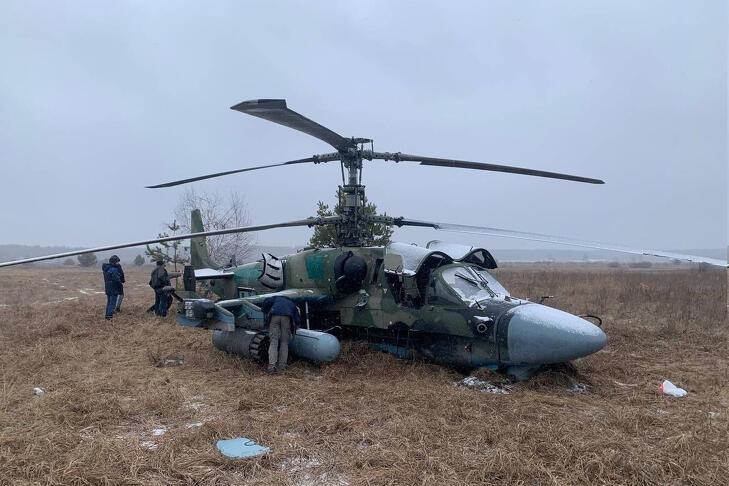 Egy lezuhant Ka-52-es roncsait nézik ukrán katonák a háború első szakaszában. Nagyon sok gépnek jutott ez a sors, ha közel merészkedtek a fronthoz