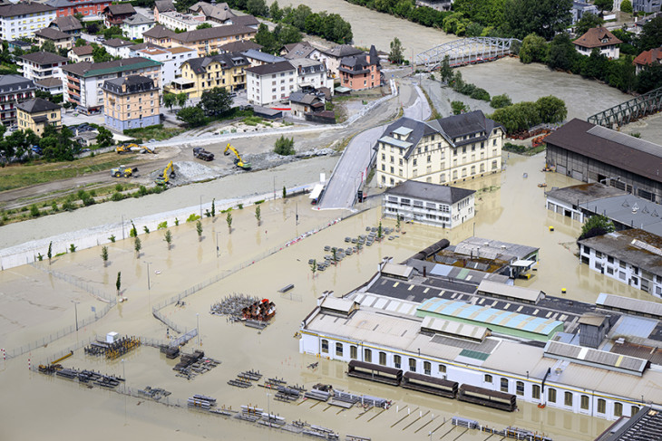 A megáradt Rhone folyó vize borít egy ipartelepet a Valais kantonbeli Chippis településen 2024. június 30-án. Az előző napon özönvízszerű esőzés kezdődött Svájc nagy részén. A szomszédos Ticino délkeleti kantonban több ember eltűnt egy földcsuszamlást követően 