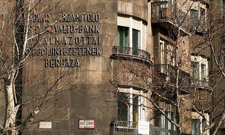 Tart a rosszkedv, minden esik – mi marad, ingatlan, arany vagy kriptodeviza?