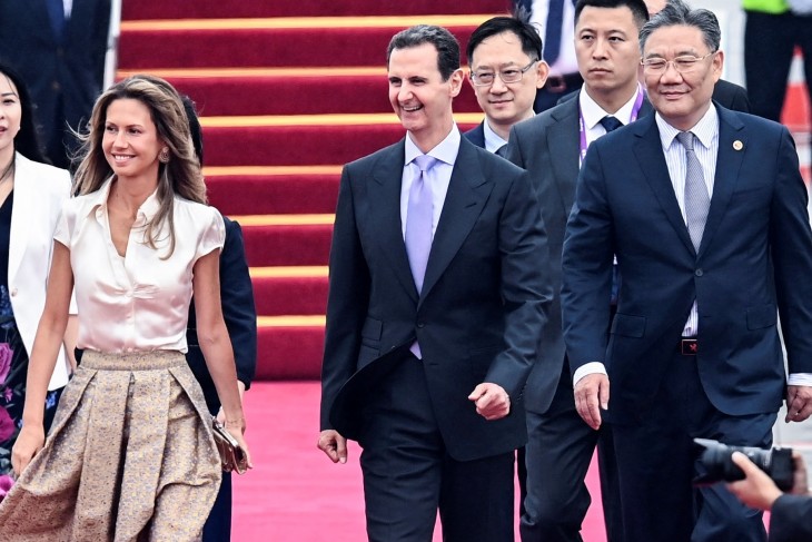 Bassár el-Aszad szíriai elnök és felesége, Asma el-Aszad érkezik meg Hangcsouba 2023. szeptember 21-én. Fotó: EPA/XINHUA / Xu Yu 