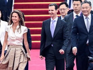 Bassár el-Aszad szíriai elnök és felesége, Asma el-Aszad érkezik meg Hangcsouba 2023. szeptember 21-én. Fotó: EPA/XINHUA / Xu Yu 