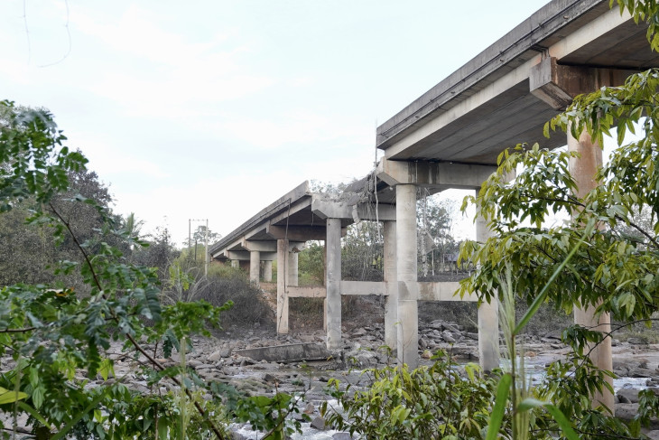  Egy thaiföldi F-16-os harci repülőgépek által lerombolt híd a kambodzsai Purszat tartományban 2025. december 13-án