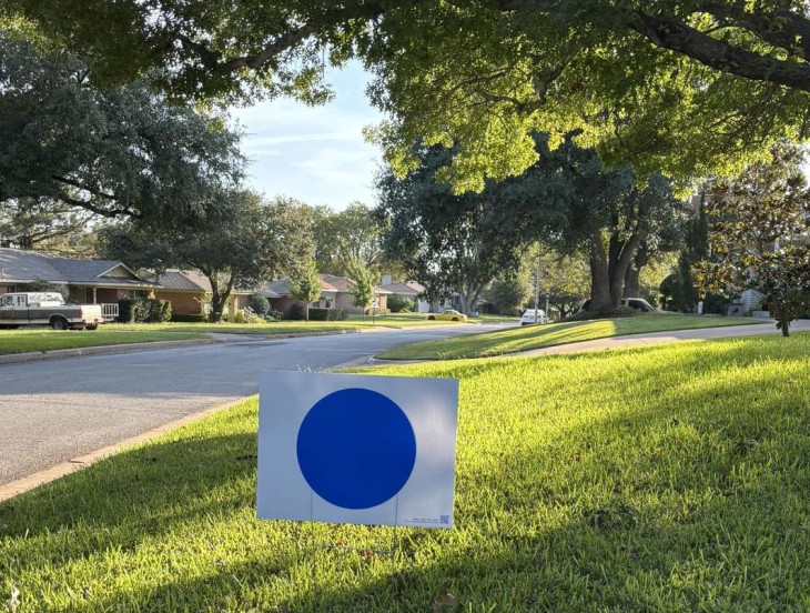 A kék pöttyök a demokraták színeit népszerűsítik Nebraskában, Omaha környékén