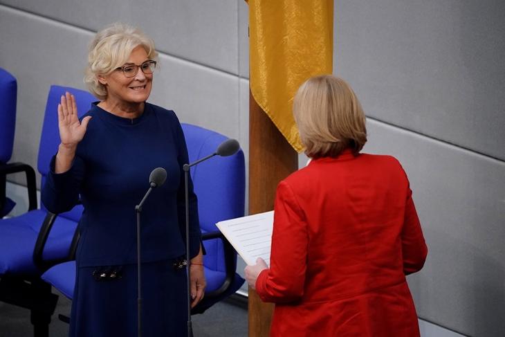 Christine Lambrecht ma tette le a miniszteri esküt a Bundestagban. EPA/CLEMENS BILAN