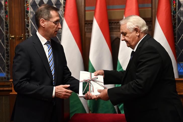 Mégis mire költi a pénzünket a kormány? Hiánypótló kiadvány készült