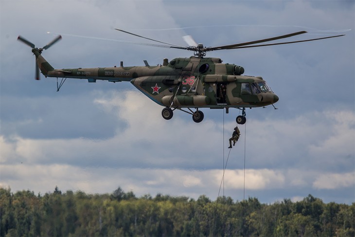 Egy Mi-8-as helikopter gyakorlat közben. Ennél is merészebb mutatvány volt az ukránokhoz szökni egy ilyen géppel. Fotó: Wikimedia