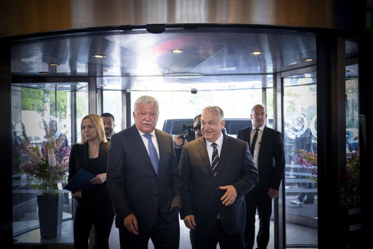 Orbán Viktor érkezik az OTP közgyűlésére a Kempinski Hotel Corvinus Budapest szállodában, mellette a vezérigazgatói posztról leköszönő Csányi Sándor