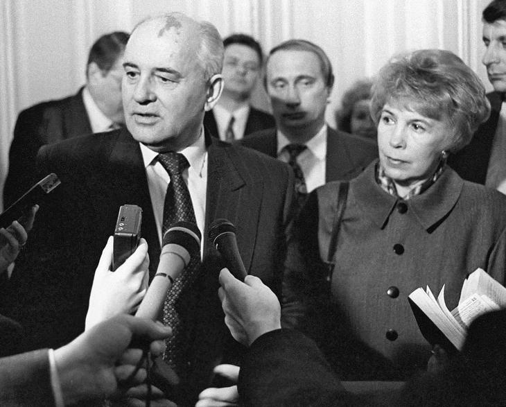 Mihail Gorbacsov, a Szovjetunió első és egyben utolsó elnöke feleségével, Raisa Gorbacsevával Szentpéterváron, 1994-ben. A háttérben Vlagyimir Putyin, aki akkor a város külkapcsolati tanácsának volt vezetője. Forrás: PhotoXpress / Zumapress.com (Northfoto)