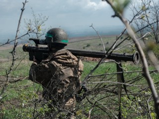 Egy ukrán légvédelmi egység katonája bevetés közben Bahmut közelében 2023. április 23-án. Fotó: EPA/Maria Senovilla  