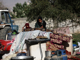 Hajléktalanná vált beduin emberek a ciszjordániai Jerikó melletti Isztih al-Djuk at-Tahtában 2026. február 11-én, miután az előző nap izraeli telepesek támadtak a településre. Palesztin források szerint 12 házat leromboltak, ezáltal mintegy 60 embert megfosztottak otthonától