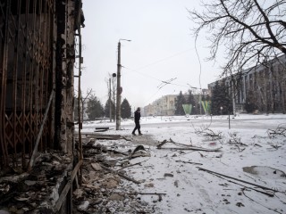 Szétlőtt épületek a kelet-ukrajnai Bahmutban 2023. február 18-án. Fotó: EPA/MARIA SENOVILLA  