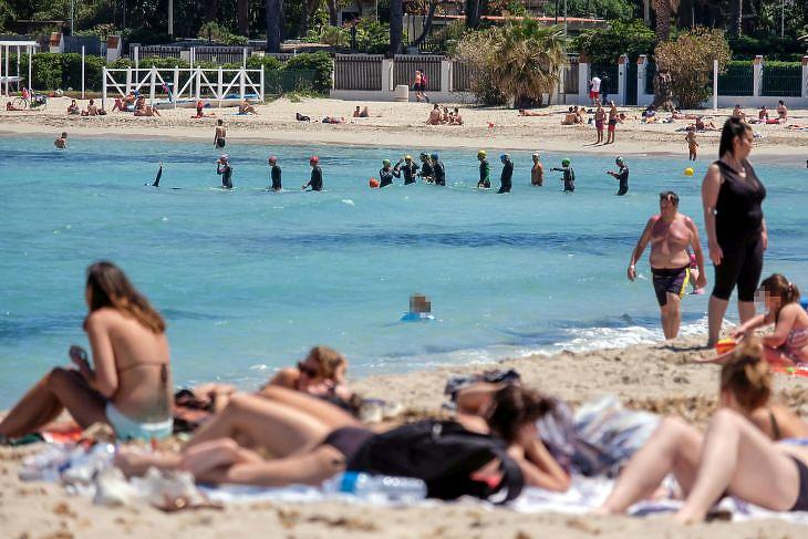 Pihenő emberek a Mondello strandon Palermóban 2020. május 8-án. EPA/IGOR PETYX