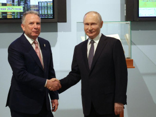  Vlagyimir Putyin orosz államfő (j) fogadja Steve Witkoffot, az amerikai elnök különmegbízottját Szentpéterváron 2025. április 11-én. 