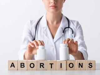Szintet lépett az abortusz előtt álló nők védelmében a brit kormány 