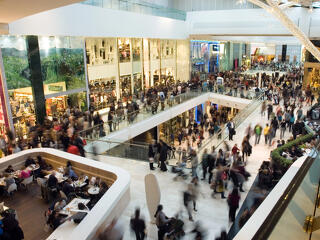 Komoly akciók miatt rohamozzák a magyarok a boltokat – ezt találták ki nekik a bankok