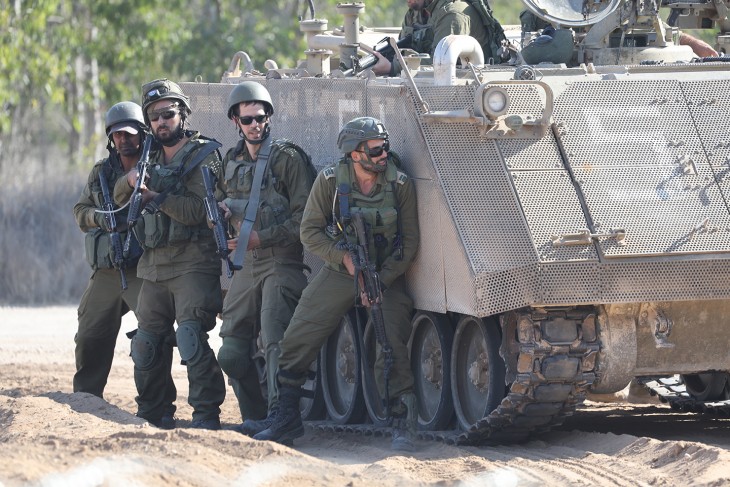 Az izraeliek próbálják páncélosokkal védeni katonáik életét, de ez a taktika néha vissza is üthet - járőröző izraeli katonák Dél-Izraelben, a Gázai övezet határtérségében 2023. október 26-án.  Fotó? MTI/EPA/Abir Szultan 