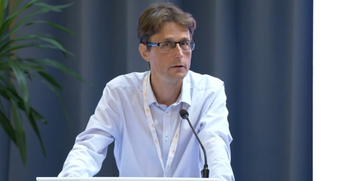 Zsiday Viktor befektetési szakértő a 63. Közgazdász-vándorgyűlésen a növekvő államadósságok fenntarthatatlan rendszeréről és a közeledő válsághelyzet lehetséges megoldásairól beszélt