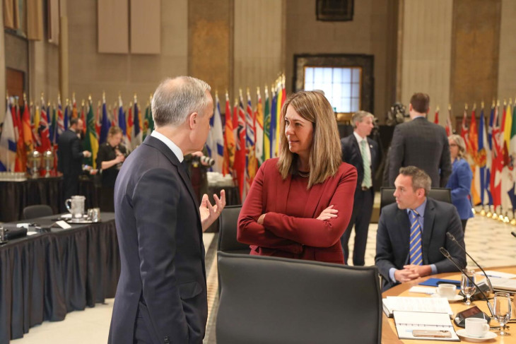 Danielle Smith Mark Carney kanadai miniszterelnökkel is szembenéz