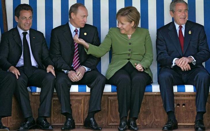 A nap képe: Merkel valami furcsa dolgot csinál Putyinnal