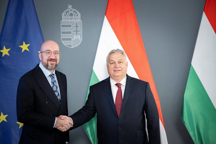  Orbán Viktor miniszterelnök kezet ráz Charles Michellel