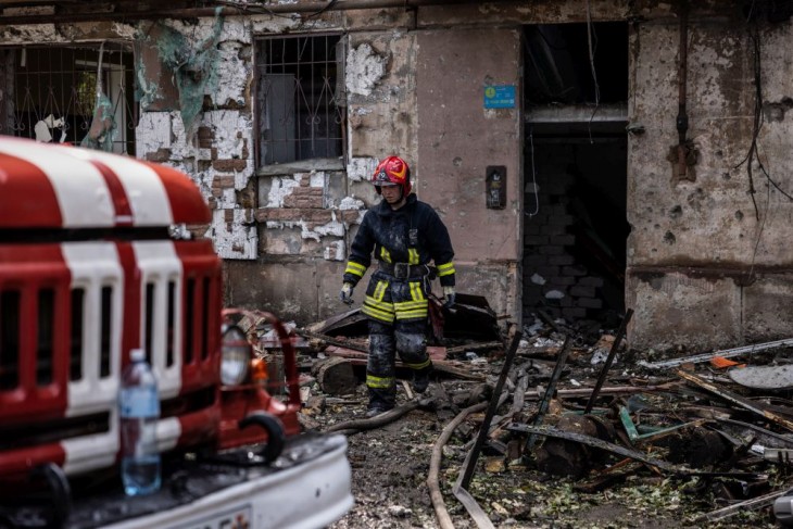 Romos lakóház előtt tűzoltó Krivij Rihben 2023. június 13-án, miután orosz rakétatámadás érte a dél-ukrajnai várost. Tíz ember életét vesztette, huszonnyolc pedig megsebesült. Fotó: MTI/EPA/Sztasz Kozljuk