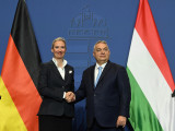  Orbán Viktor miniszterelnök, a Fidesz elnöke (j) és Alice Weidel, az Alternatíva Németországért (AfD) párt társelnöke kezet fog a tárgyalásuk után a Karmelita kolostorban tartott sajtótájékoztatón 2025. február 12-én.