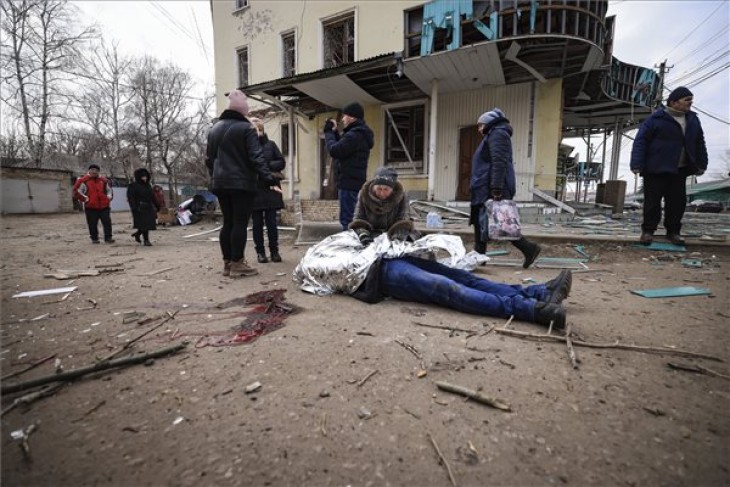 Orosz támadásnak áldozatul esett 34 éves fia, Mihajlo Kovalenko letakart holttesténél guggol egy nő a kelet-ukrajnai Donyecki területen levő Kosztjantynivkában 2023. január 28-án. Fotó: MTI/AP/Andrij Dubcsak