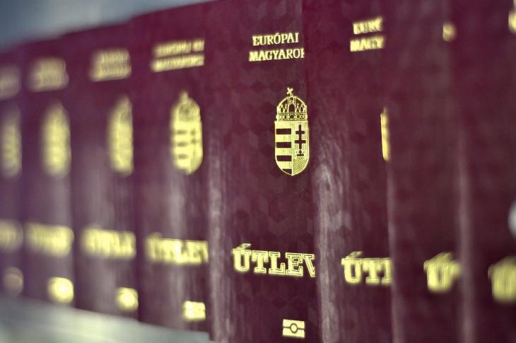 Öt személynek nem lehet többé ilyen útlevele. Fotó: MTI / Pénzjegynyomda