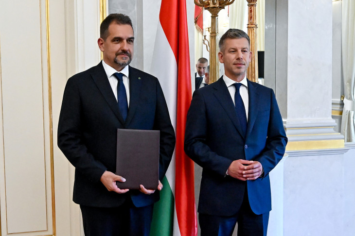 Bóna Szabolcs Magyar Péter mellett a Sándor-palotában