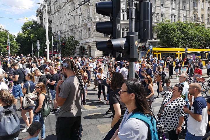 Lezárták a Margit-hidat - tüntetnek a katások