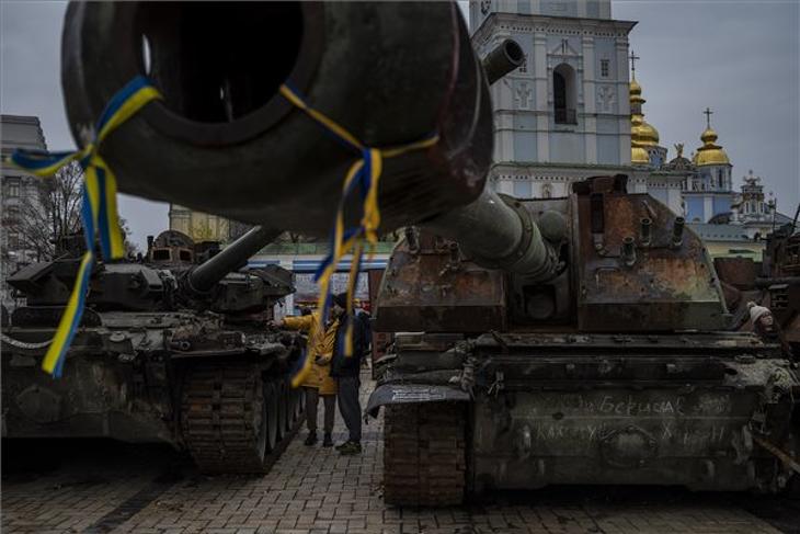 Harcképtelenné tett orosz harckocsi és önjáró löveg van kiállítva Kijevben 2022. november 7-én, az Ukrajna elleni orosz háború idején. Fotó: MTI/AP/Bernat Armangue
