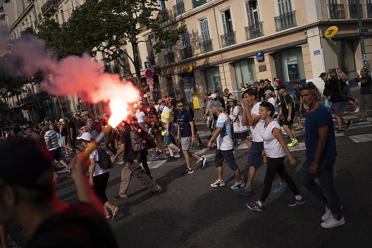 A koronavírus elleni oltásokat és a védettségi igazolvány bevezetését ellenzők tüntetnek a dél-franciaországi Marseille-ben 2021. augusztus 7-én. (Fotó: MTI/AP/Daniel Cole)