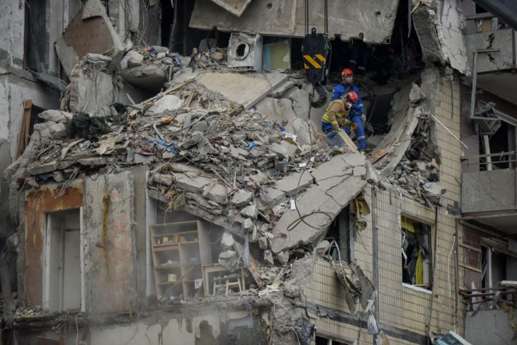 Romeltakarítást végző mentők 2023. január 15-én, miután az előző nap orosz rakétatalálat ért egy lakóházat az ukrajnai Dnyipróban. A támadás következtében eddig 25 ember életét vesztette. Fotó: MTI/EP