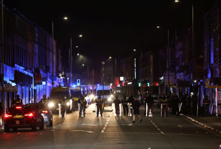 Rendőrök vigyáznak a biztonságra Liverpoolban egy erőszakos lázadás helyszínének közelében
