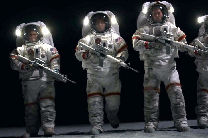 Felfegyverzett NASA-űrhajósok a Holdon - jelenet a For All Mankind című sorozatból. Nem biztos, hogy sikerülne békésen egymás mellett élni a Holdon. Fotó: Apple TV 