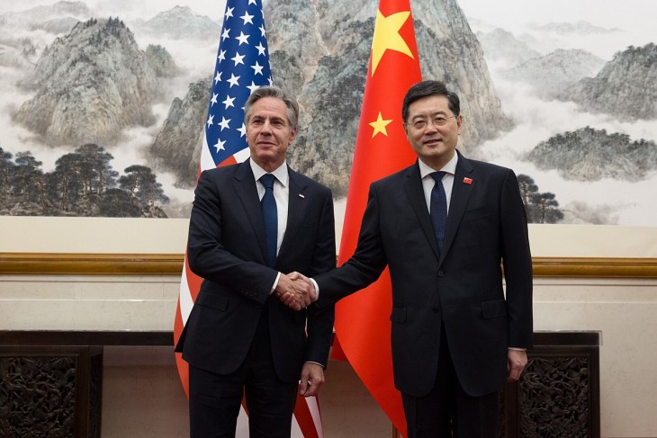 Csin Gang kínai külügyminiszterként nemrég még Antony Blinken amerikai külügyminiszterrel találkozott, ám az év végén felmentették posztjáról. Fotó: Wikipedia