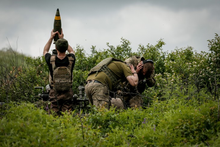 Ukrán katonák aknavetővel lőnek Donyeck közelében 2023. május 23-án. Fotó: EPA/OLEG PETRASYUK