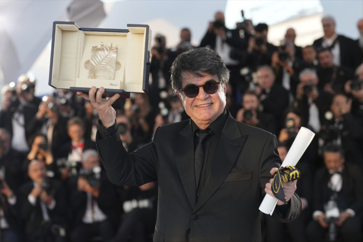Dzsafar Panahi iráni rendező a fődíjjal a kezében Cannes-ban