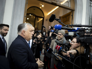 A Miniszterelnöki Kommunikációs Főosztály által közreadott képen a Patrióták európai párt EU-csúcs előtt tartott vezetői találkozójára érkező Orbán Viktor miniszterelnök, a Fidesz elnöke (b2) újságíróknak nyilatkozik Brüsszelben 2025. december 17-én. Balról Máté János, a Miniszterelnöki Programirodát vezető államtitkár. MTI/Miniszterelnöki Kommunikációs Főosztály/Fischer Zoltán