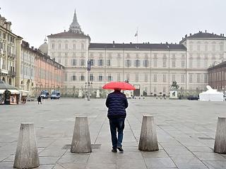 A nap képe: idős úr piros esernyővel egy kihalt téren