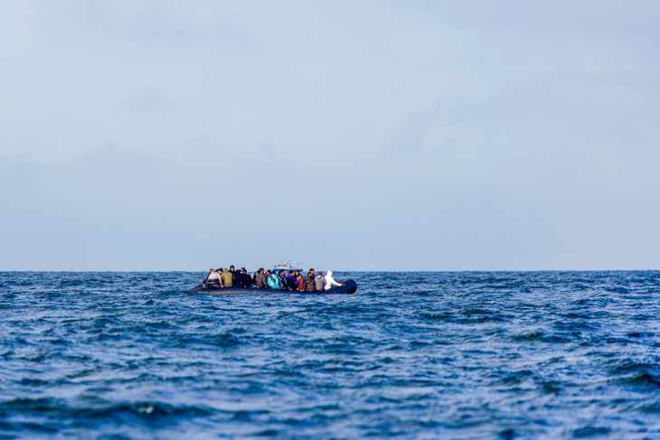 Hajón átkelő menekültek a La Manche csatornán az Egyesült Államok és Franciaország között