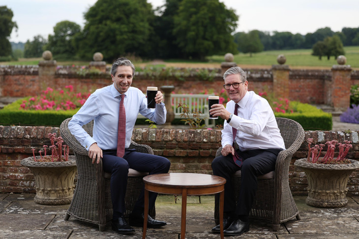 Nem ihat a győzelemre: Keir Starmer brit (j) és Simon Harris ír miniszterelnök barna sört iszik a brit kormányfő vidéki rezidenciájának, a Chequers-háznak a kertjében 2024. július 17-én