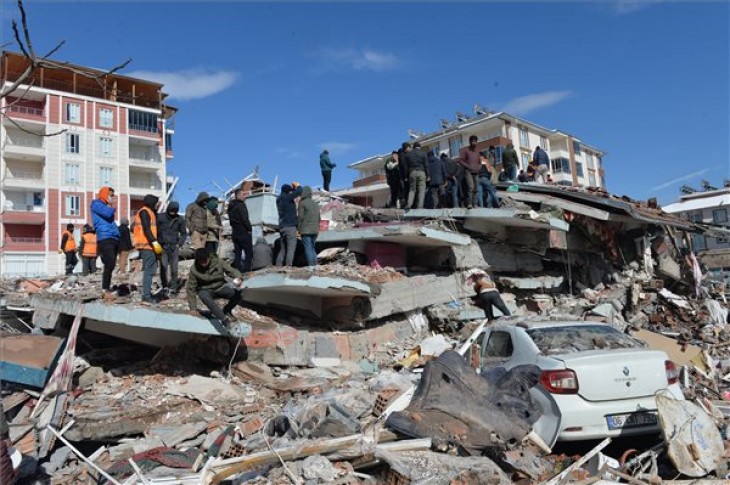 Áldozatok után kutatnak mentőalakulatok tagjai és civilek egy lakóház romjai között a földrengés sújtotta délkelet-törökországi Adiyamanban 2023. február 8-án. Két nappal korábban több erős földrengés rázta meg Törökország délkeleti és Szíria északi részét, a legnagyobb rengés egyes mérések szerint a 7,8-as erősséget is elérte. A természeti katasztrófa halálos áldozatainak száma meghaladja a tizenegyezret. Fotó: MTI/EPA/Necati Savas