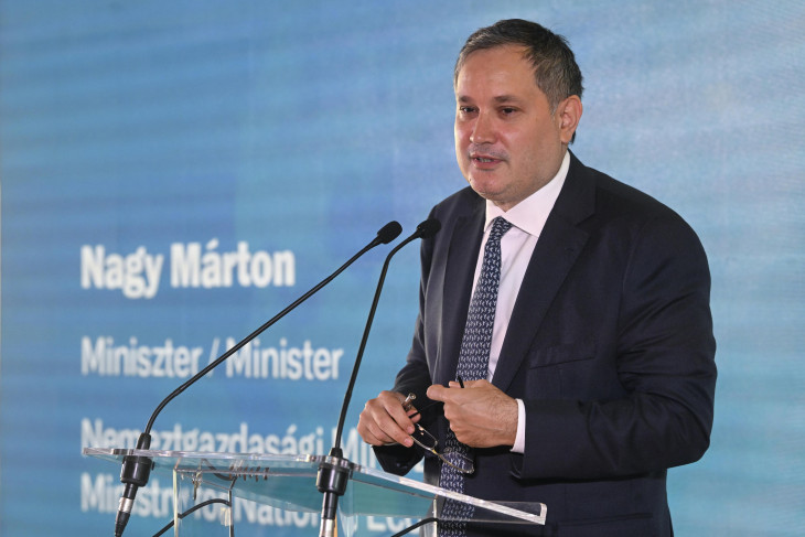 Nagy Márton nemzetgazdasági miniszter beszédet mond a HungaroControl új távoli toronyirányítási rendszerének ünnepélyes átadásán Budapesten, a HungaroControl XVIII. kerületi székházában 2025. április 29-én.