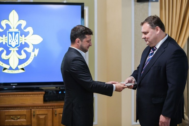 Volodimir Zelenszkij ukrán elnök és Valerij Kondratyuk, Ukrajna Külföldi Hírszerző Szolgálatának akkor kinevezett vezetője, a katonai hírszerzés korábbi vezére 2020 júniusában. Egy évvel később leváltotta őt Zelenszkij. Fotó: Ukrán elnöki hivatal